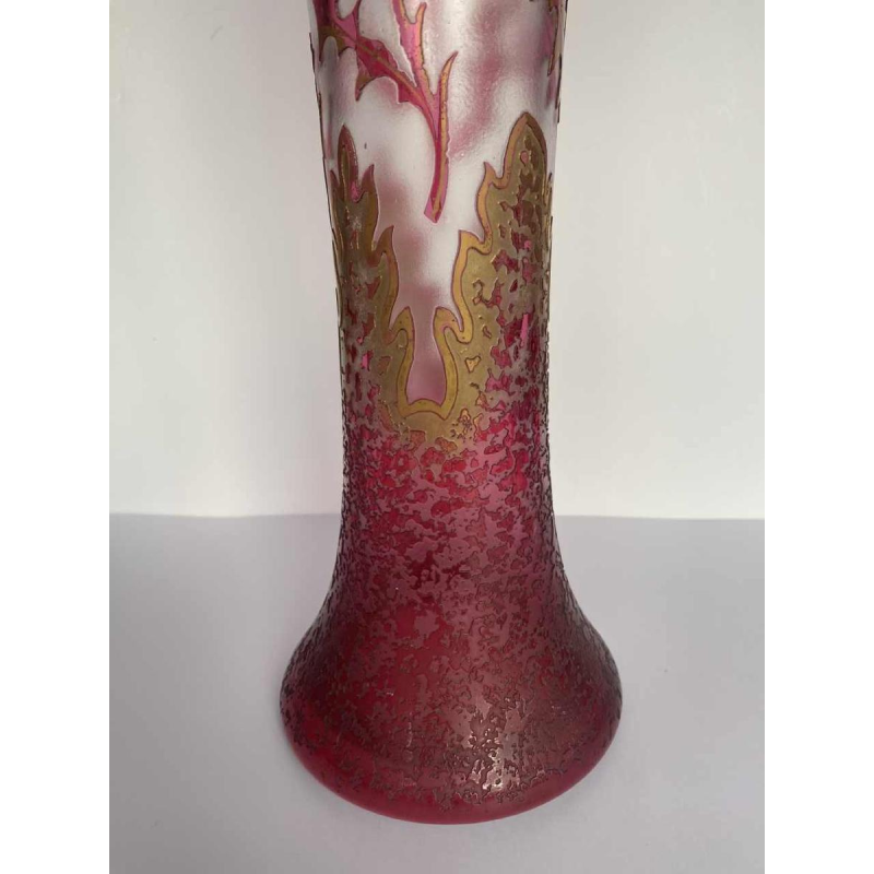 Vase Art Nouveau - fleurs et chardons - verre doublé rouge dégagé à l'acide, France ca 1900
