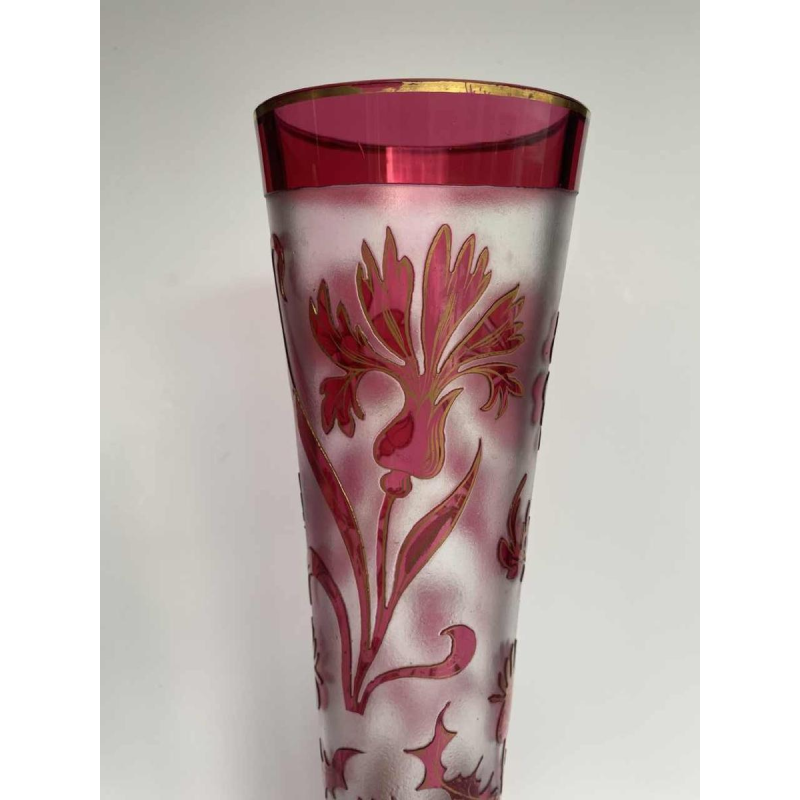 Vase Art Nouveau - fleurs et chardons - verre doublé rouge dégagé à l'acide, France ca 1900