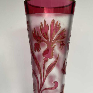 Jugendstil vaas - bloemen en distels - zuurgezet rood gelijnd glas, Frankrijk ca 1900