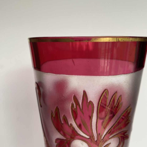 Jugendstil vaas - bloemen en distels - zuurgezet rood gelijnd glas, Frankrijk ca 1900