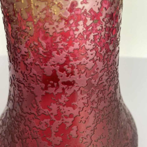 Jugendstil vaas - bloemen en distels - zuurgezet rood gelijnd glas, Frankrijk ca 1900