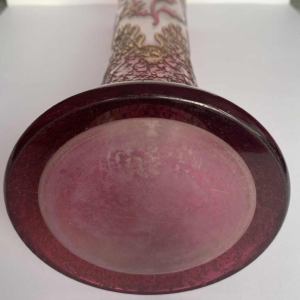 Jugendstil vaas - bloemen en distels - zuurgezet rood gelijnd glas, Frankrijk ca 1900