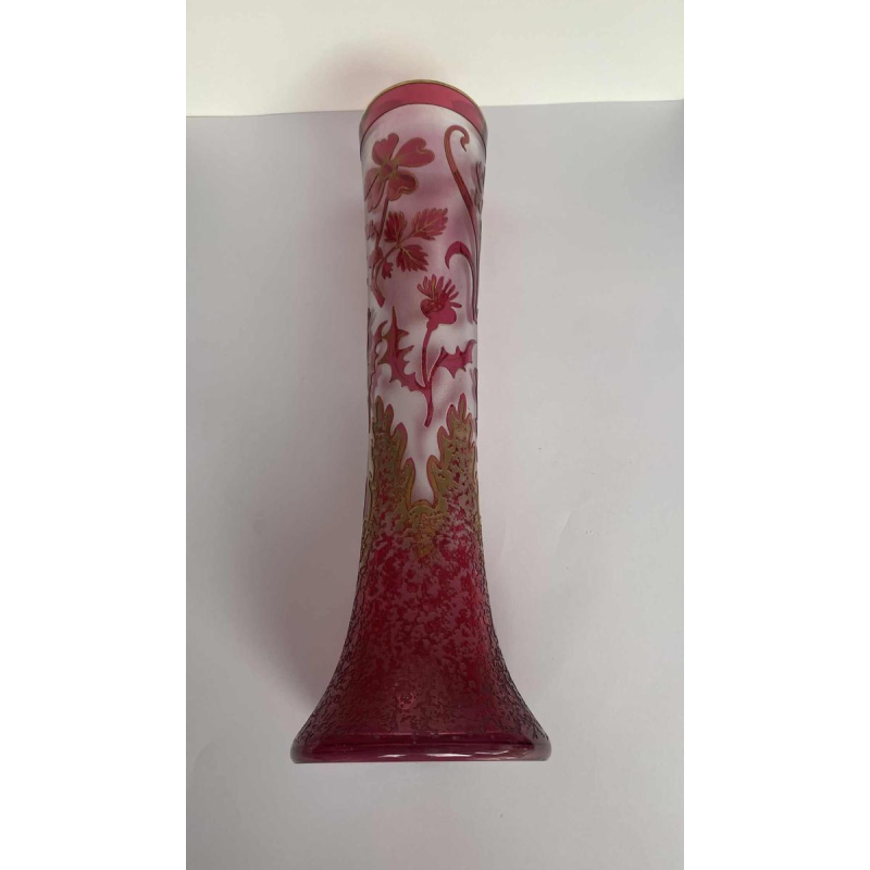 Vase Art Nouveau - fleurs et chardons - verre doublé rouge dégagé à l'acide, France ca 1900