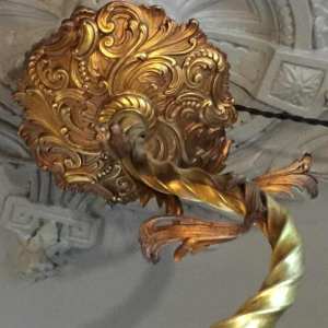 Lustre Napoléon III en bronze, style Louis XV torsade rocaille baroque, 1890.