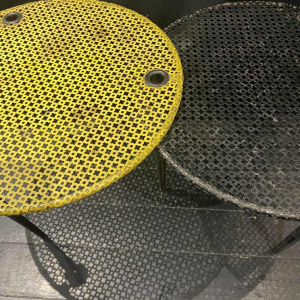 Mathieu MATÉGOT, tables gigognes en métal perforé jaune / noir, ca 1950