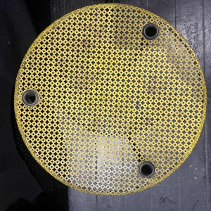 Mathieu MATÉGOT, nesttafels in geel/zwart geperforeerd metaal, ca 1950