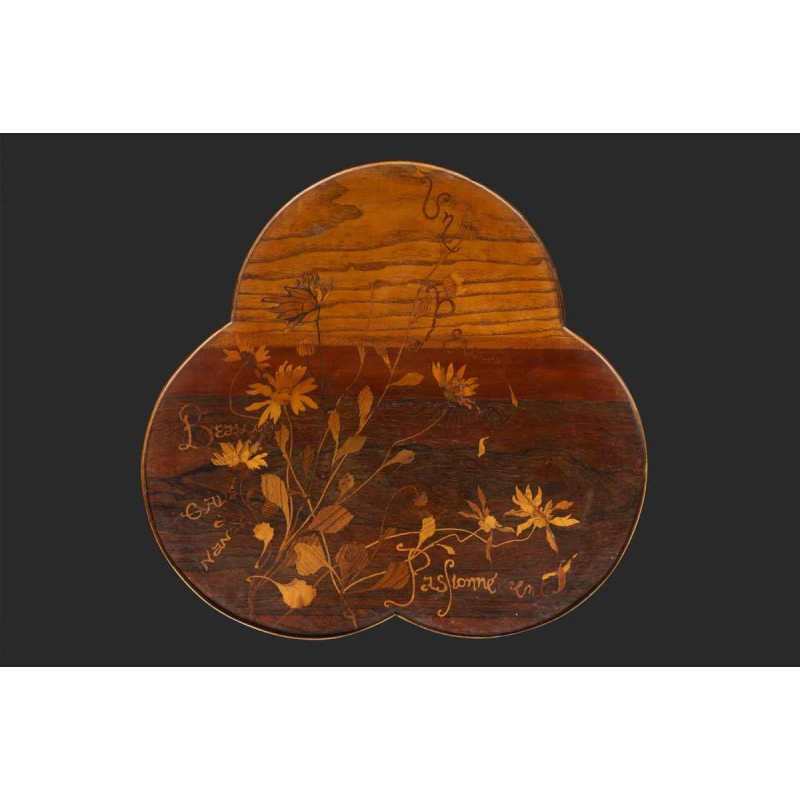 Emile Gallé, table Art Nouveau, plateau trilobé en marqueterie, décor de fleurs, fin 19ème