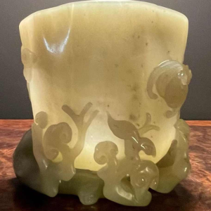 Coupe libératoire en forme de champignon lingzhi (amadouvier) en jade céladon, Chine époque Quianlong