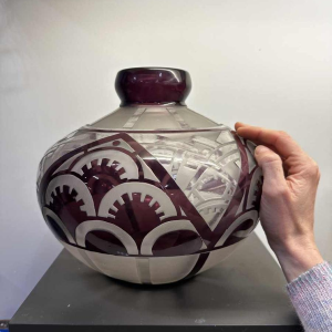 Delatte, zeldzame Art Deco zuurgeëtste vaas, mauve gelijnd 1925