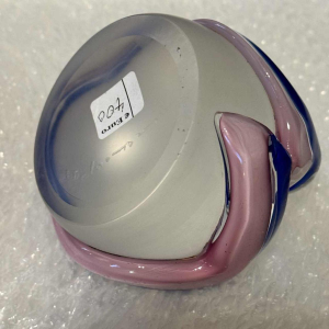 Louis LELOUP (1929-): presse papier en cristal avec application