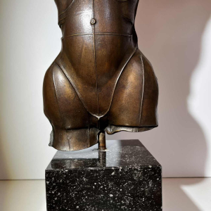 PAUL WUNDERLICH, sculptuur torso / buste van een vrouw in brons, hardstenen basement, N44/50 in 1983