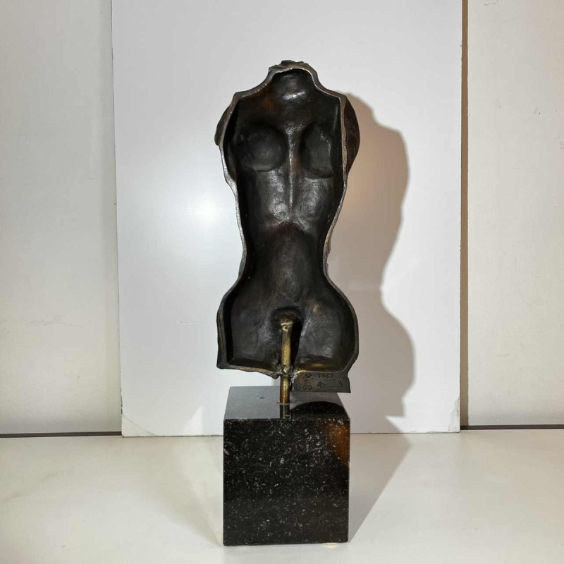 PAUL WUNDERLICH, sculptuur torso / buste van een vrouw in brons, hardstenen basement, N44/50 in 1983
