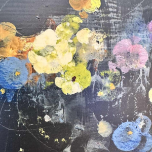 Marcel DELMOTTE "Bouquet de fleurs sur fond de paysage surréaliste" peinture huile sur carton, 1980