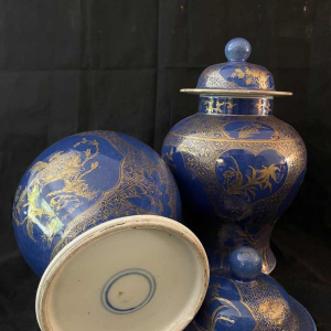 Paire de vases en porcelaine de Chine, forme balustre, pivoines, branchages fleuris, XIXe