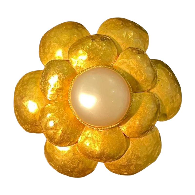 Chanel, broche en camélia en métal doré et martelé
