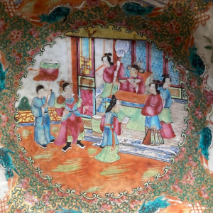 China, Kanton, grote porseleinen kom met polychrome decoratie