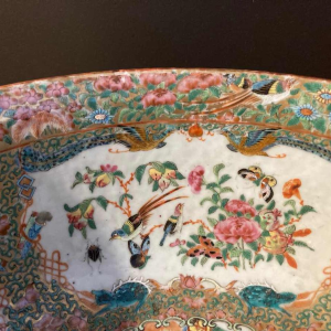 Chine, Canton, grand bol en porcelaine à décor polychrome