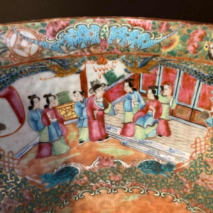 Chine, Canton, grand bol en porcelaine à décor polychrome