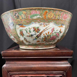 China, Kanton, grote porseleinen kom met polychrome decoratie