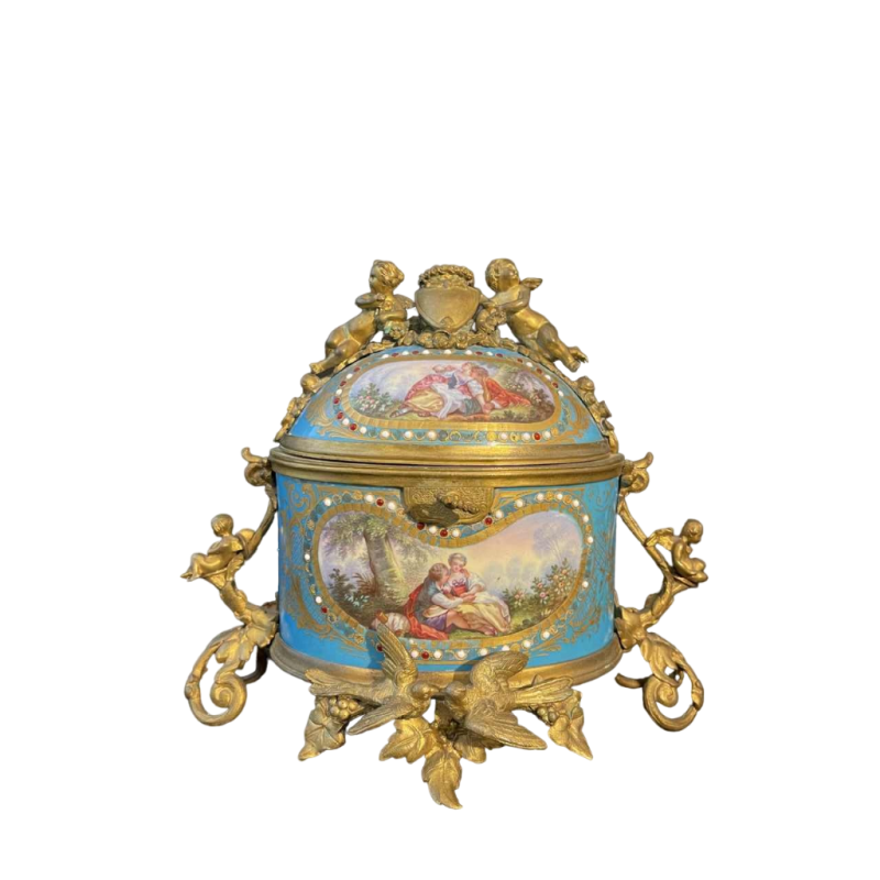 Boîte à bijoux en porcelaine dite de Sèvres et bronze doré, époque Napoléon III