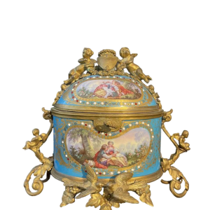 Boîte à bijoux en porcelaine dite de Sèvres et bronze doré, époque Napoléon III