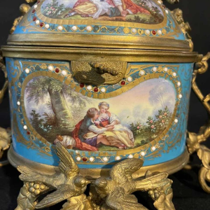 Boîte à bijoux en porcelaine dite de Sèvres et bronze doré, époque Napoléon III