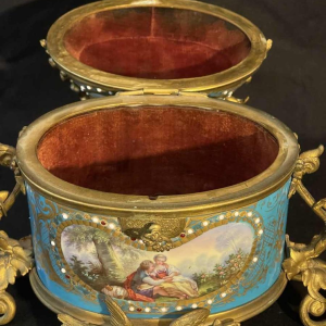 Boîte à bijoux en porcelaine dite de Sèvres et bronze doré, époque Napoléon III