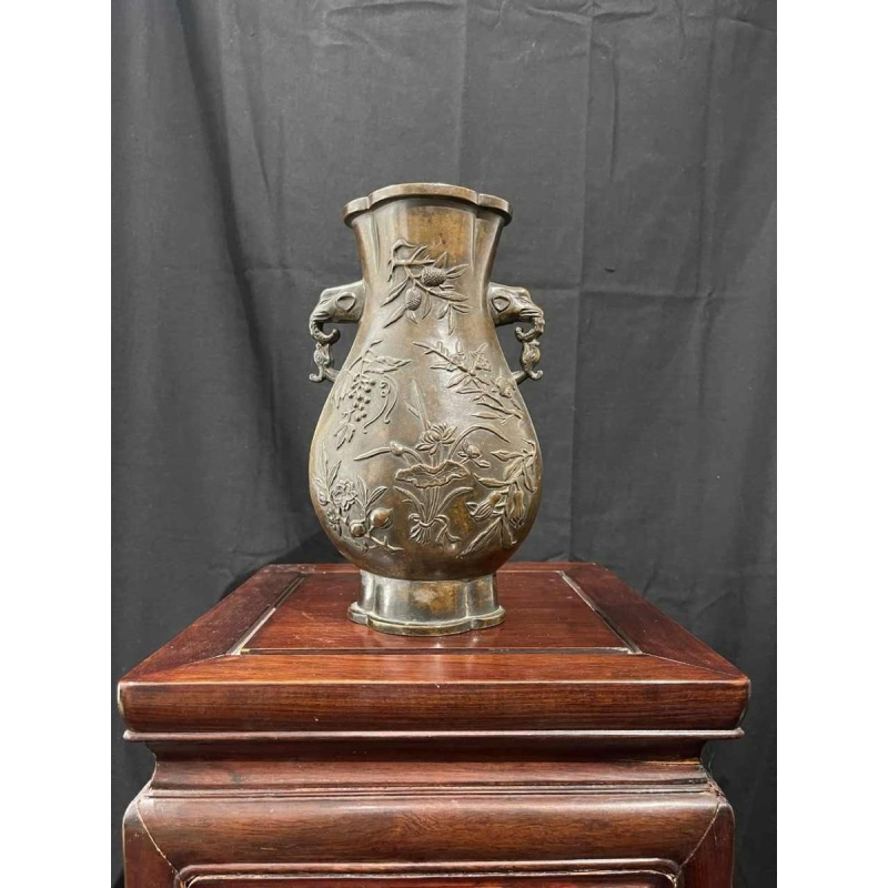 Vase balustre en bronze, Chine XVIIIe