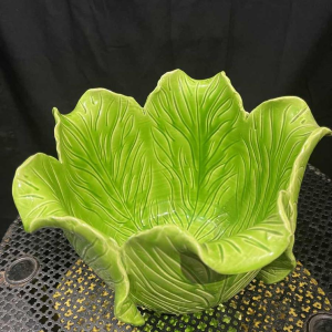 Jean ROGER, jardinière / cache-pot en céramique verte 'feuilles de choux' ca 1950