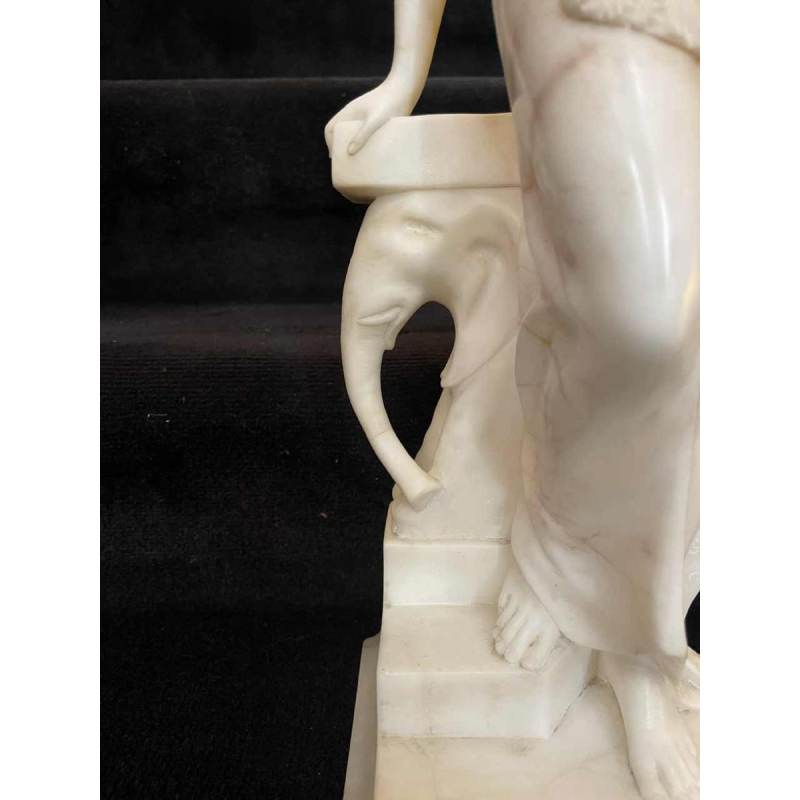 Giuseppe Papucci Vrouw met olifantenconsole Art Nouveau oriëntalistisch beeldhouwwerk in albast, eind 19e eeuw