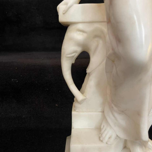 Giuseppe Papucci Vrouw met olifantenconsole Art Nouveau oriëntalistisch beeldhouwwerk in albast, eind 19e eeuw