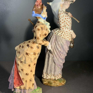 Cacciapuoti Fratelli, 2 sculptures impressionnistes de femmes élégantes, 1881