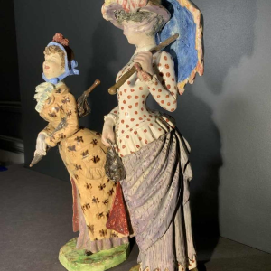 Cacciapuoti Fratelli, 2 sculptures impressionnistes de femmes élégantes, 1881