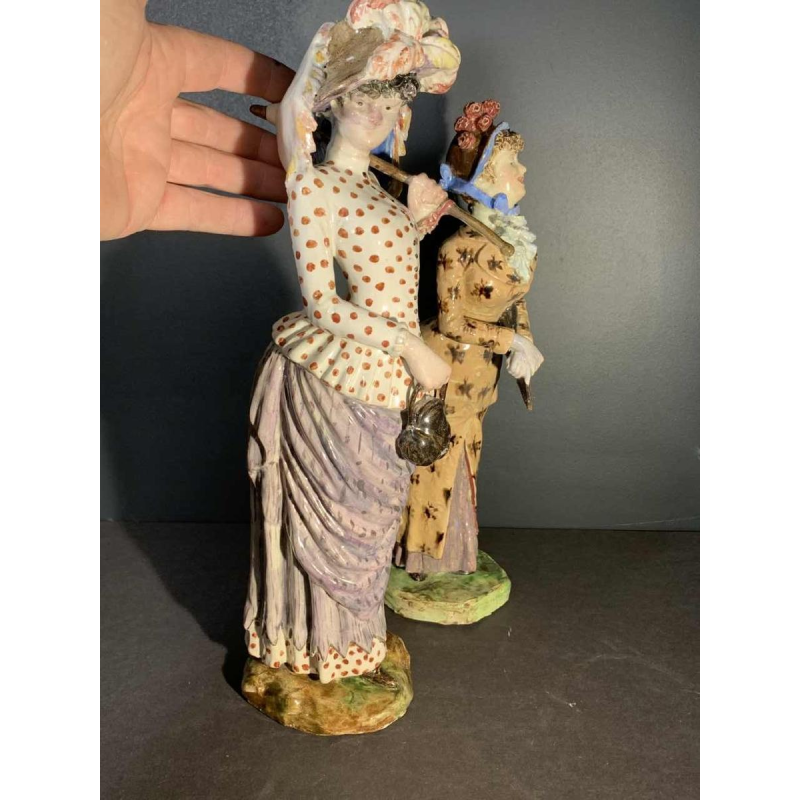 Cacciapuoti Fratelli, 2 impressionistische sculpturen van elegante vrouwen, 1881