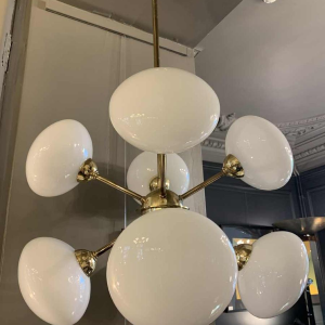 Sputnik Hanglamp Kroonluchter, goud messing, opaline glazen bolbollen, jaren 70s