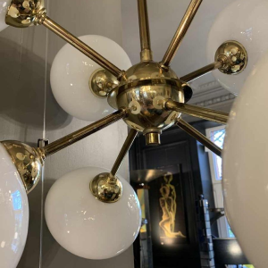 Lustre Suspension Design Sputnik, laiton doré, 8 globes boules verre opaline 70s