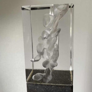 "Métronome" sculpture en verre, pierre et bronze, C. Beerden