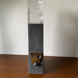 "Métronome" sculpture en verre, pierre et bronze, C. Beerden