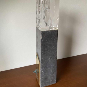 "Métronome" sculpture en verre, pierre et bronze, C. Beerden