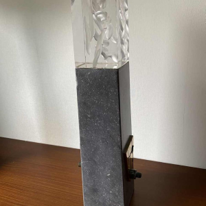 "Metronoom" sculptuur van glas, steen en brons, C. Beerden