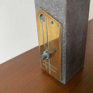 "Metronoom" sculptuur van glas, steen en brons, C. Beerden