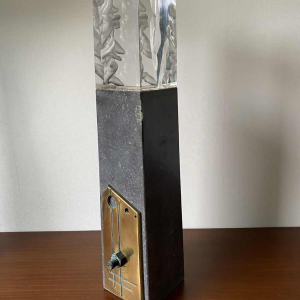 "Metronoom" sculptuur van glas, steen en brons, C. Beerden