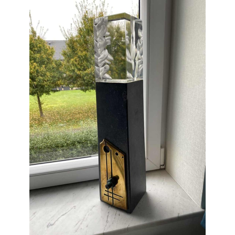 "Metronoom" sculptuur van glas, steen en brons, C. Beerden