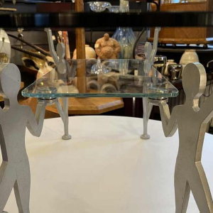 Antropomorfe Memphis Salontafel "Characters" Gelakt metaal en glas, ca 1980