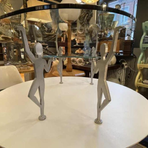 Antropomorfe Memphis Salontafel "Characters" Gelakt metaal en glas, ca 1980