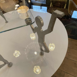 Antropomorfe Memphis Salontafel "Characters" Gelakt metaal en glas, ca 1980