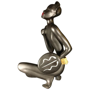 ANZENGRUBER KERAMIK, Sculpture Femme Africaine Watusi nue au bouclier céramique