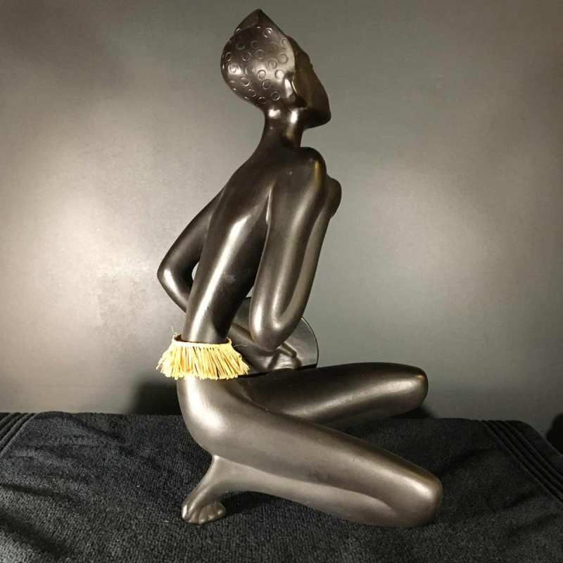 ANZENGRUBER KERAMIK, sculptuur Afrikaanse Naakt Vrouw Watusi Schild keramisch