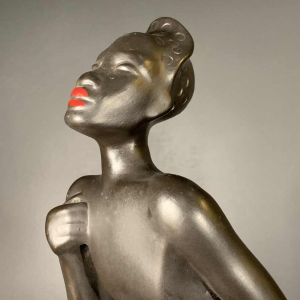 ANZENGRUBER KERAMIK, Sculpture Femme Africaine Watusi nue au bouclier céramique