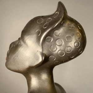 ANZENGRUBER KERAMIK, Sculpture Femme Africaine Watusi nue au bouclier céramique